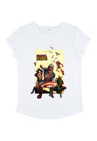 Weißes T-Shirt mit einem bunten "Marvel Zombies"-Grafikdesign, das drei zombifizierte Superhelden und ein Schildmuster zeigt, vor einem gelben Hintergrund.