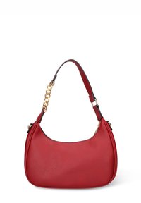 Borsa a tracolla in pelle rossa con finitura testurizzata, forma semicircolare e catena tono oro come dettaglio sulla tracolla.