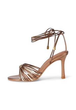 Metaliczne, brązowe sandały na wysokim obcasie z cienkimi, owiniętymi wokół kostki paskami i otwartym czubkiem ozdobione wieloma wąskimi paskami z przodu.