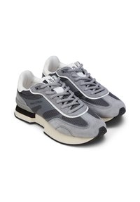 Grijze sportieve sneakers van mesh en suède materialen, met een dikke witte tussenzool, grijze accenten en een zwarte rubberen buitenzool.