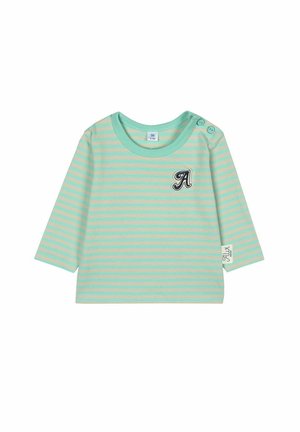 Hellegrünes Langarmshirt mit horizontalen beigen Streifen, das ein kleines gesticktes „A“ und Knopfakzente an der Schulter aufweist.