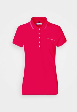 Polo manches courtes rose vif avec boutons blancs et petit nom de marque blanc brodé sur la poitrine.