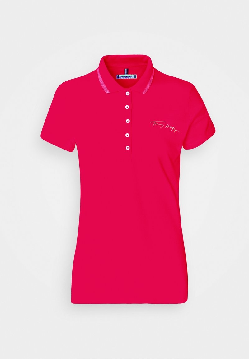 Polo manches courtes rose vif avec boutons blancs et petit nom de marque blanc brodé sur la poitrine.