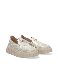 Gouden metallic instapschoenen met een textuur bovenwerk, ronde neus en een chunky beige platformzool. Kenmerkt een knoopaccent op het bovenwerk.