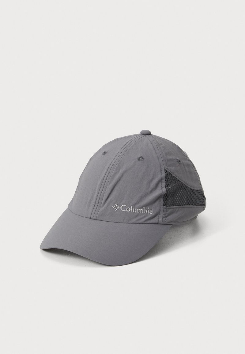 Gorra deportiva gris con visera curvada, hecha de tela ligera. Presenta paneles laterales de malla y un logotipo bordado en la parte frontal.