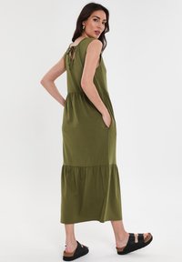 Threadbare BYERS TIERED - Vestido ligero - olive