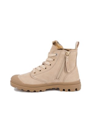 Botte beige à lacets avec fermeture éclair latérale et doublure en fourrure, semelle texturée et languette à l'arrière pour une utilisation en extérieur ou en hiver.