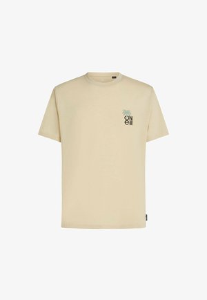 Bež bombažna majica s kratkimi rokavi in okroglim izrezom, na sprednji strani ima majhno grafiko palme in napis blagovne znamke v zeleni in črni barvi.