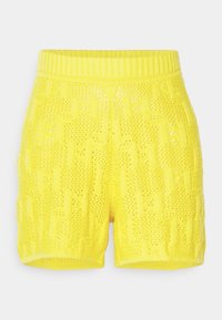 Pantalones cortos amarillos de punto con un patrón texturizado. Cuentan con una cintura de canalé y tejido abierto para mayor transpirabilidad. Dobladillo por encima de la rodilla.
