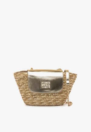 Borsa a mano in paglia intrecciata con pattina in metallo dorato, tracolla a catena e logo in rilievo. Presenta una forma strutturata e triangolare.