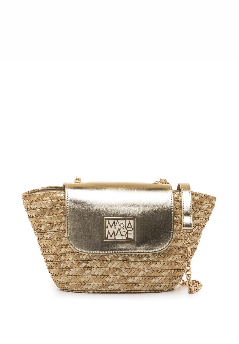 Geflochtene Strohtasche mit metallic-goldener Klappe, Kettenriemen und geprägtem Logo. Verfügt über eine strukturierte, dreieckige Form.