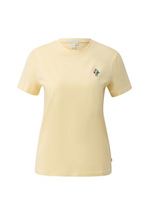 Hellgelbes T-Shirt mit kurzen Ärmeln und Rundhalsausschnitt, mit einer kleinen, bunten Pilzstickerei auf der linken Brust.