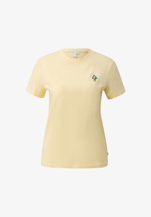 Hellgelbes T-Shirt mit kurzen Ärmeln und Rundhalsausschnitt, mit einer kleinen, bunten Pilzstickerei auf der linken Brust.