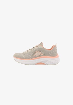 Beige Sport Schuhe mit Mesh-Obermaterial, pinken Akzenten, gepolstertem Kragen und einer dicken weißen Sohle mit strukturierten Details. Kappa-Logo an der Seite.