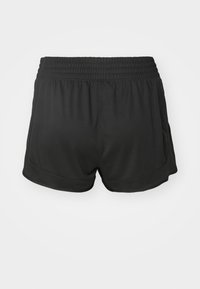 Shorts deportivos negros de tela lisa, con una cintura elástica y un corte relajado. No se observan adornos ni patrones.