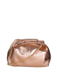 Clutch bag in metallo color rosa dorato con tracolla a catena, forma arrotondata e texture liscia. Dotato di chiusura con zip e design morbido e arricciato.