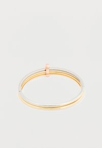 Bracelet jonc double en argent et or relié par un petit fermoir en or rose sur fond blanc.