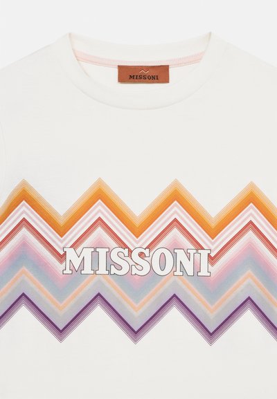 Λευκό T-shirt με πολύχρωμο ζιγκ ζαγκ μοτίβο σε αποχρώσεις πορτοκαλί, ροζ και μοβ και το κείμενο «MISSONI» στη μέση του στήθους.