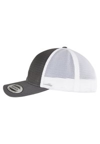 Grå og hvid snapback kasket med en solid grå front, hvid mesh bag og en buet skygge. Har et rundt mærke på frontpanelet.