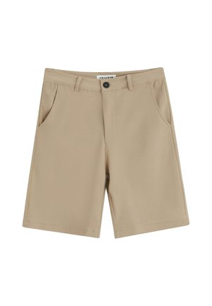 Short beige sur mesure avec poches latérales, passants pour ceinture et fermeture à boutons sur le devant.