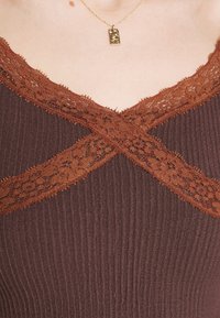 BDG Urban Outfitters CROSS CAMI - Top - chocolate