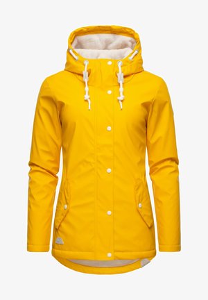 Gul vattentät jacka med huva, vita dragsnören, plyschfoder, knappknäppning och sidofickor. Har en rundad nederkant och slät yta.