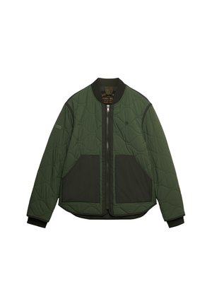 Chaqueta acolchada verde con paneles verde oscuro, puños acanalados y cierre frontal con cremallera. Cuenta con dos grandes bolsillos delanteros y un logo redondo en el pecho.