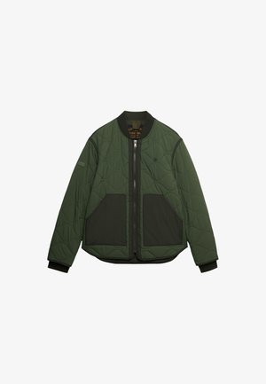 Chaqueta acolchada verde con paneles verde oscuro, puños acanalados y cierre frontal con cremallera. Cuenta con dos grandes bolsillos delanteros y un logo redondo en el pecho.