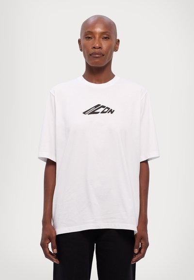 T-shirt en coton blanc à manches courtes, avec un logo graphique noir sur la poitrine. Coupe décontractée et col rond. Design minimaliste.