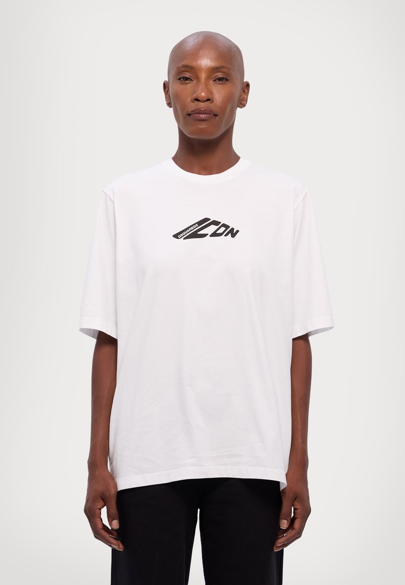Weißes Baumwoll-T-Shirt mit kurzen Ärmeln, ausgestattet mit einem schwarzen Grafiklogo auf der Brust. Lockerer Schnitt und Rundhalsausschnitt. Minimalistisches Design.