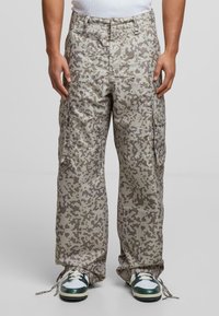 Camo cargo bukser i lysegrå og taupe, med en løs pasform, flere lommer og en glat, blank overflade.