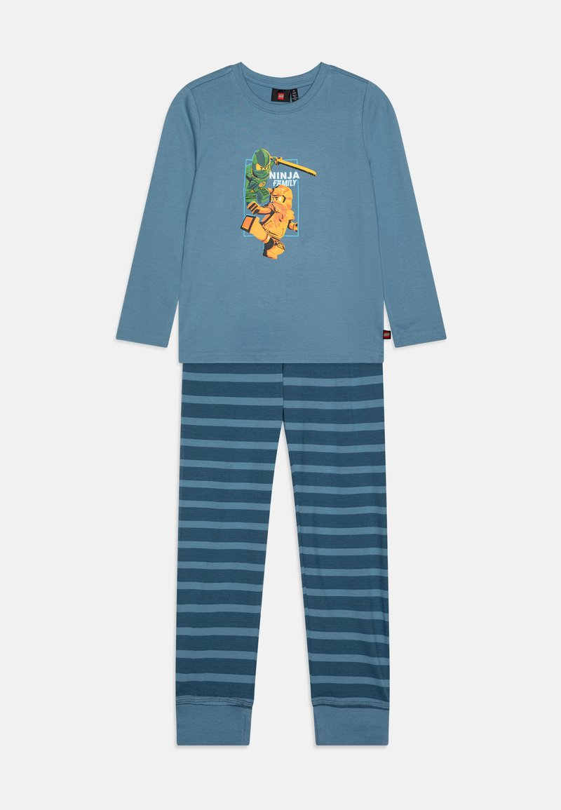 Langärmliges blaues Pyjama-Set mit einem Ninja-Motiv auf dem Oberteil, kombiniert mit gestreiften blauen Hosen. Weiches, Baumwollmaterial, lässige Passform.