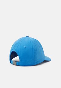 Blå bomull baseball caps med buet skjerm, knapp på toppen og justerbar stropp. Har ventilasjonsluker og en jevn tekstur.