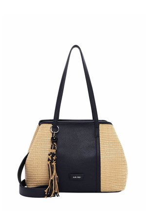 Bolsa tote con panel central de cuero negro, lados tejidos en beige, dos asas negras y un adorno de borlas negras y beige en el lado izquierdo.