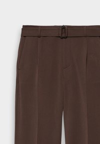 Brune tilpassede bukser med belte, med en glatt tekstur, frontlommer og en klassisk rett ben-design.