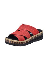 Sandale rouge à enfiler avec des brides croisées, surface texturée, doublure intérieure noire et semelle de style espadrille avec un design rayé.
