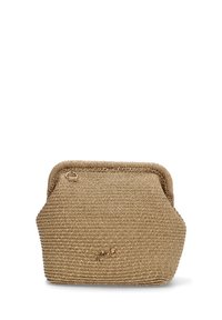 Bolso de mano de paja trenzada en tono marrón con forma redondeada, cierre en la parte superior y textura sutil, que presenta una marca mínima en la parte delantera.