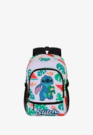 Mochila blanca con un diseño colorido de Stitch sosteniendo una rana, con patrones tropicales, sandías y hojas verdes. Con acentos y correas negras.