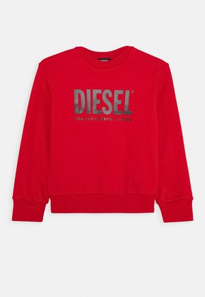 Czerwona bluza z długim rękawem z prążkowanymi mankietami i dołem, z dużym czarnym napisem „DIESEL” i mniejszym hasłem „FOR SUCCESSFUL LIVING” z przodu.