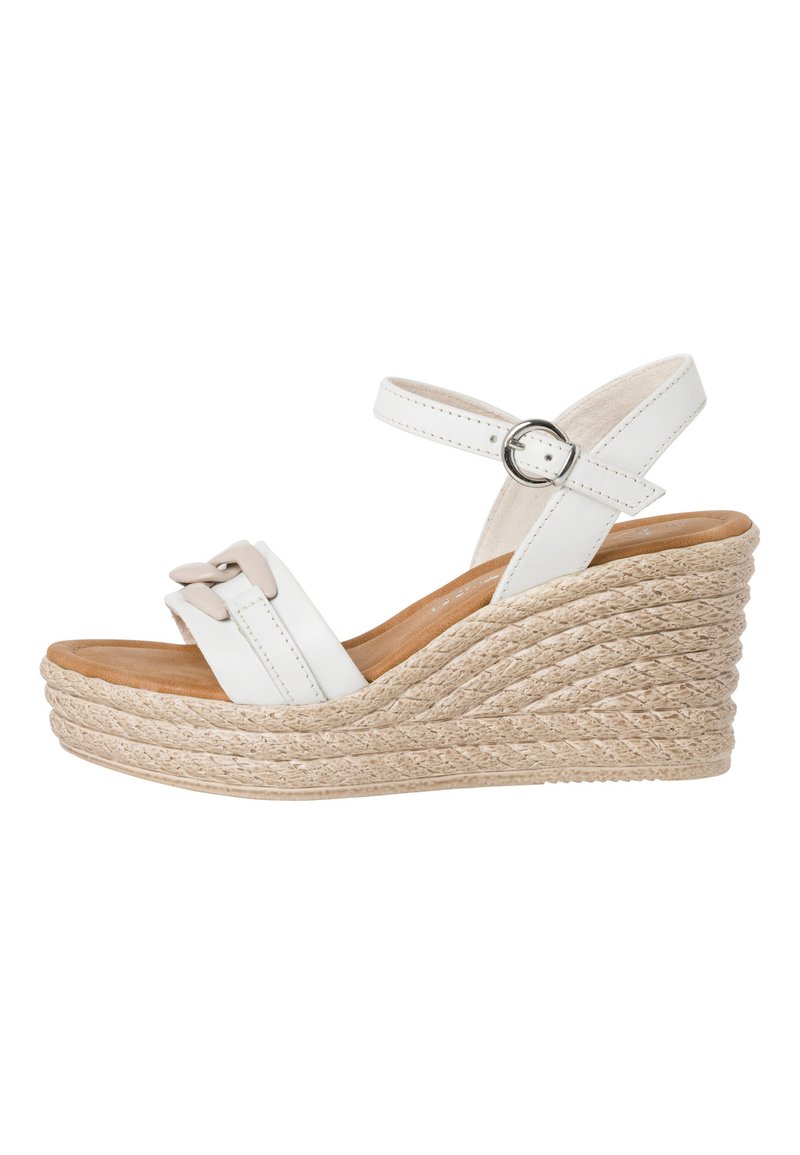 Sandali wedges bianchi presentano due ampie cinghie e una fibbia decorativa, con una piattaforma in juta testurizzata e una soletta liscia.