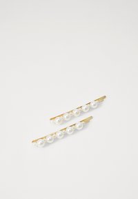 Fermagli in oro decorati con cinque perle bianche ciascuno, caratterizzati da un design elegante e allungato e da una leggera lucentezza sul metallo.