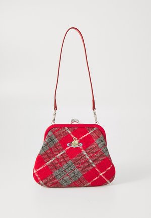 Torba z czerwono-szarej tkaniny w kratę, z czerwonym ramieniem i paskiem, wyposażona w srebrną klamrę oraz małe okrągłe logo na środku z przodu.