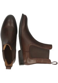 Ein Paar braune Leder-Chelsea-Stiefel mit elastischen Seitenpaneelen und Zugschlaufen, von oben und von der Seite auf einem weißen Hintergrund gezeigt.