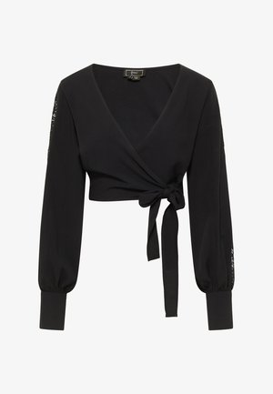 Czarny top z wiązaniem, wykonany z miękkiego materiału, z długimi, bufiastymi rękawami i detalem wiązania w talii. Koronkowe akcenty wzdłuż rękawów dodają tekstury.