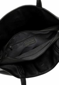 Sac à main en cuir noir avec un compartiment principal spacieux, une poche intérieure zippée et une doublure en tissu portant l'étiquette Emily & Noah.