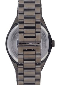 Orologio in metallo con bracciale in acciaio inossidabile argentato e cassa rotonda nera. Presenta un quadrante in vetro trasparente con indicatori numerici e una corona.