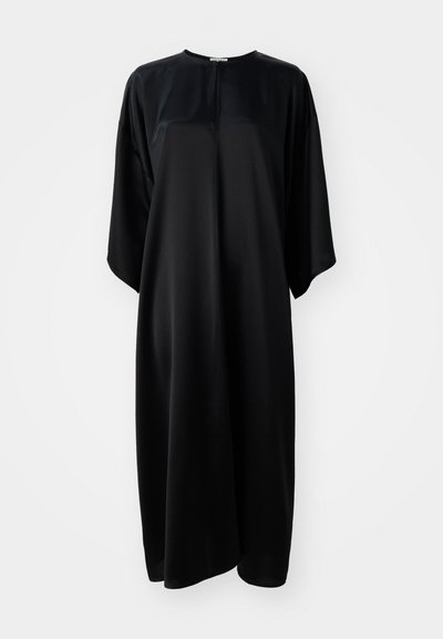 Juodas, trumpomis rankovėmis suknelė iš lygaus, blizgaus audinio, su apvaliu kaklu ir laisvu siluetu, sklandžiai nusileidžianti iki kelių, be užsegimų.