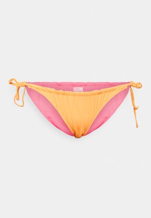 Parte de baixo de bikini de natação com textura em padrão canalé, numa gradação de rosa a laranja, apresentando laços laterais ajustáveis e cinturinha elástica macia para conforto.