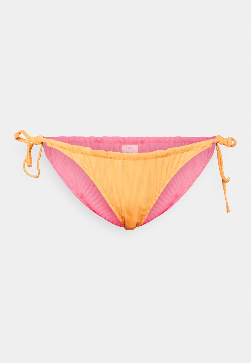 Parte de baixo de bikini de natação com textura em padrão canalé, numa gradação de rosa a laranja, apresentando laços laterais ajustáveis e cinturinha elástica macia para conforto.