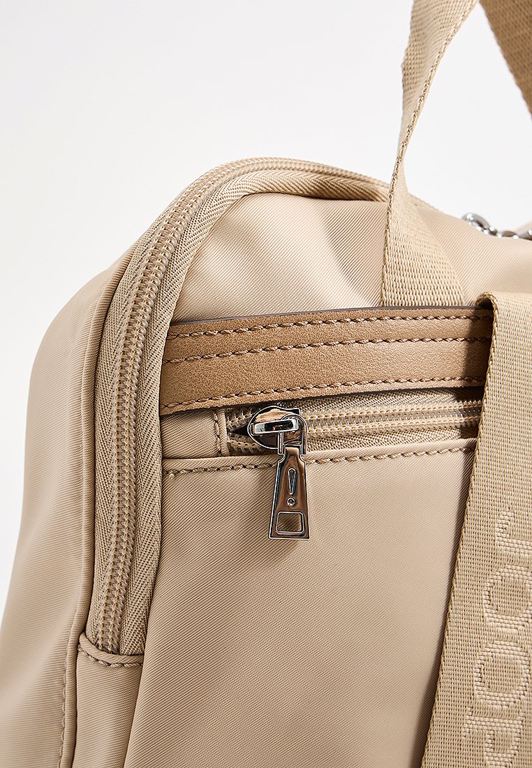 Beige Nylon Tasche mit silbernem Reißverschluss, Leder-Akzentstreifen und einem Stoffriemen. Strukturierte Oberfläche mit einem kleinen, detaillierten Reißverschlussanhänger.